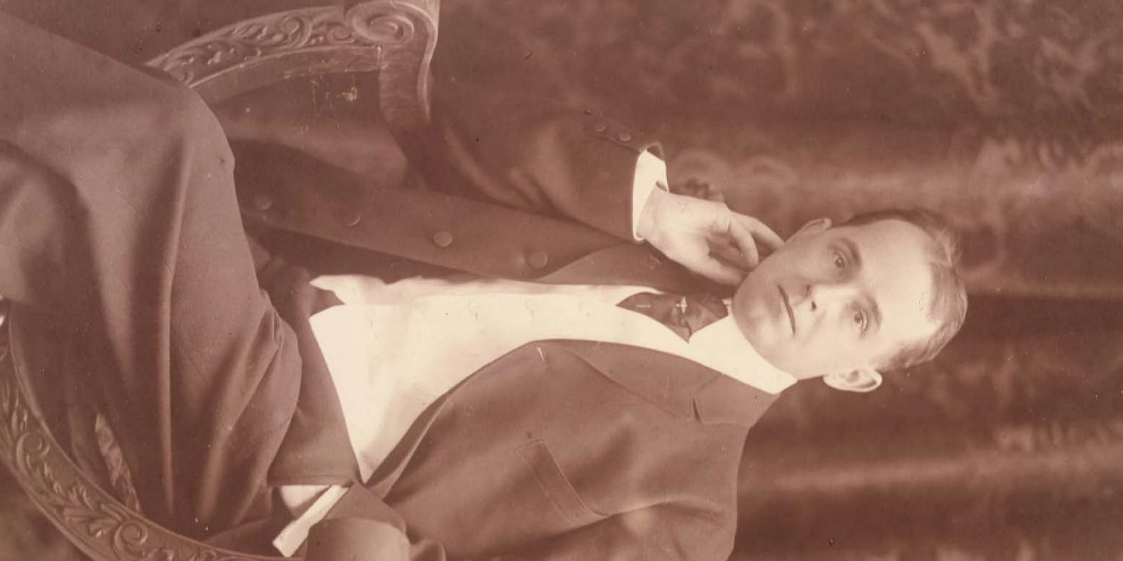 Portrait photograph of cartoonist Winsor McCay in 1906